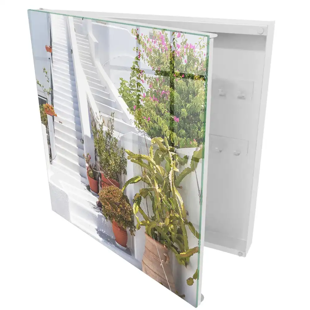 Dulapior pentru chei cu design de scări albe înconjurat de plante în ghiveci