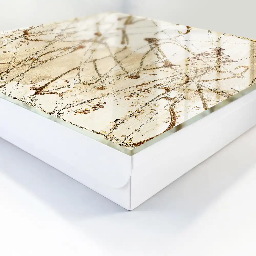 Cuiere de perete cu design abstract pe fundal deschis