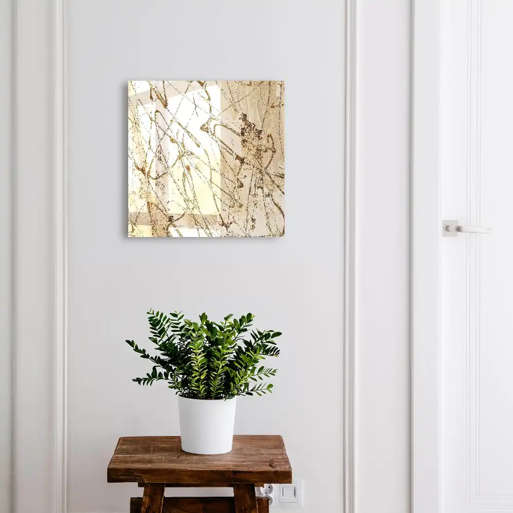 Cuiere de perete cu design abstract pe fundal deschis