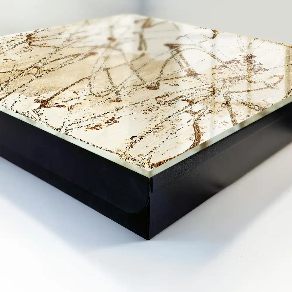 Cuiere de perete cu design abstract pe fundal deschis