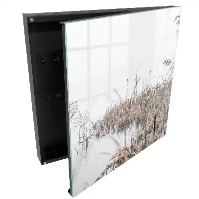 Dulapior pentru chei cu design lebede într-un peisaj cețos deasupra apei