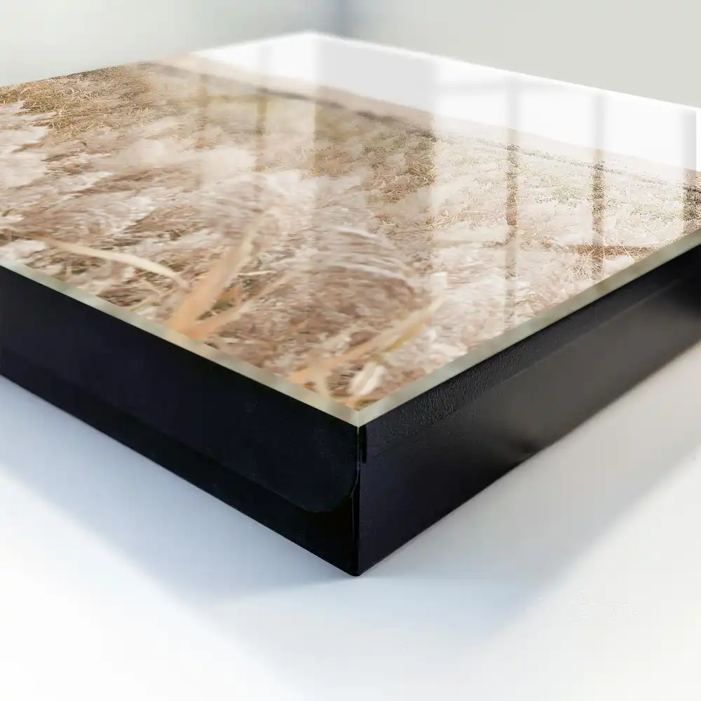 Dulapior pentru chei cu design minimalist cu iarbă pe fundalul dunelor de nisip