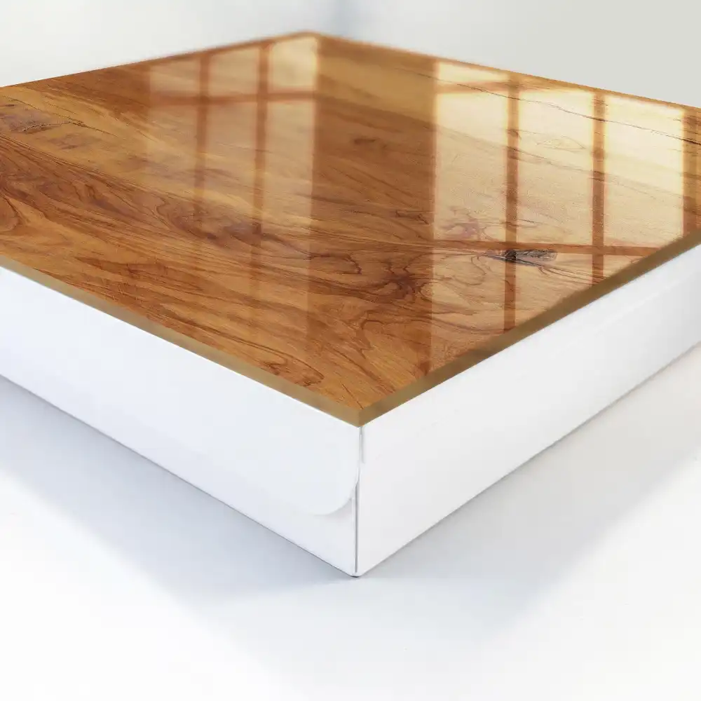 Dulapior pentru chei din lemn cu finisaj cald și textură expresivă