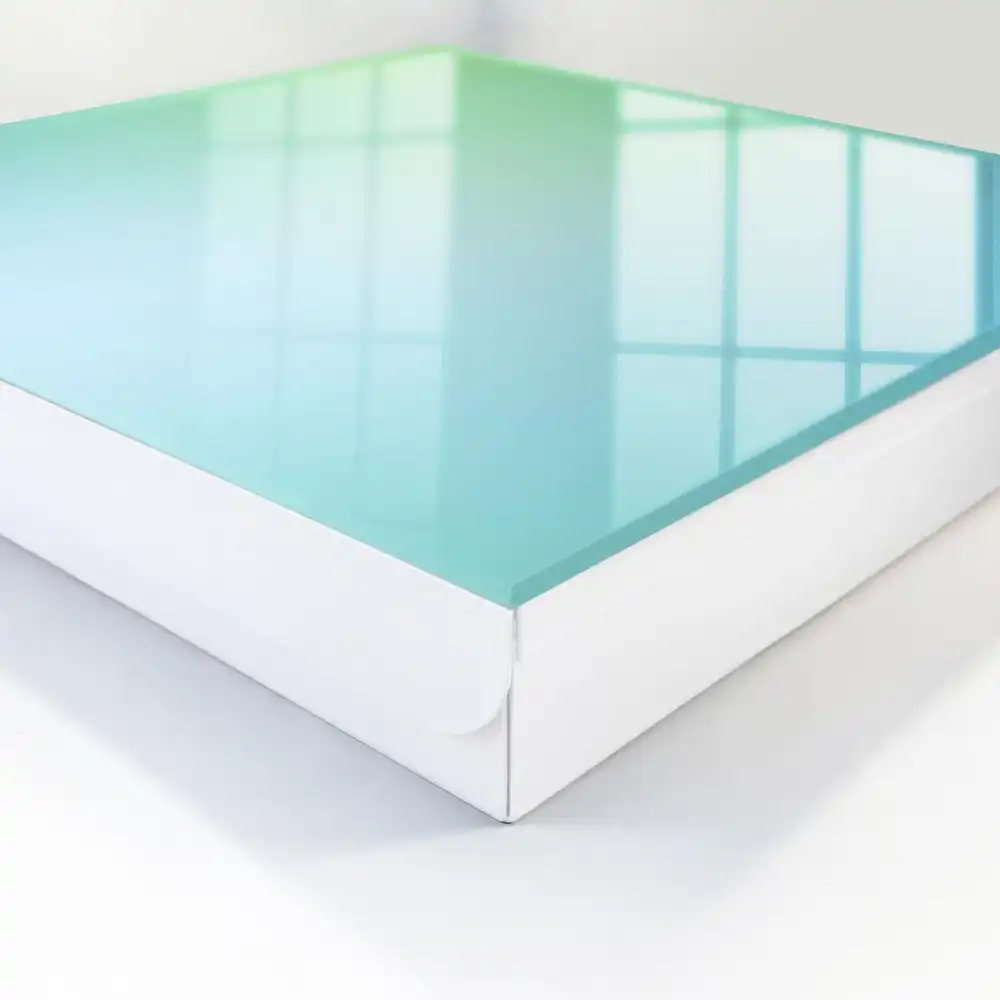 Casetă de chei cu model gradient în nuanțe de verde și albastru