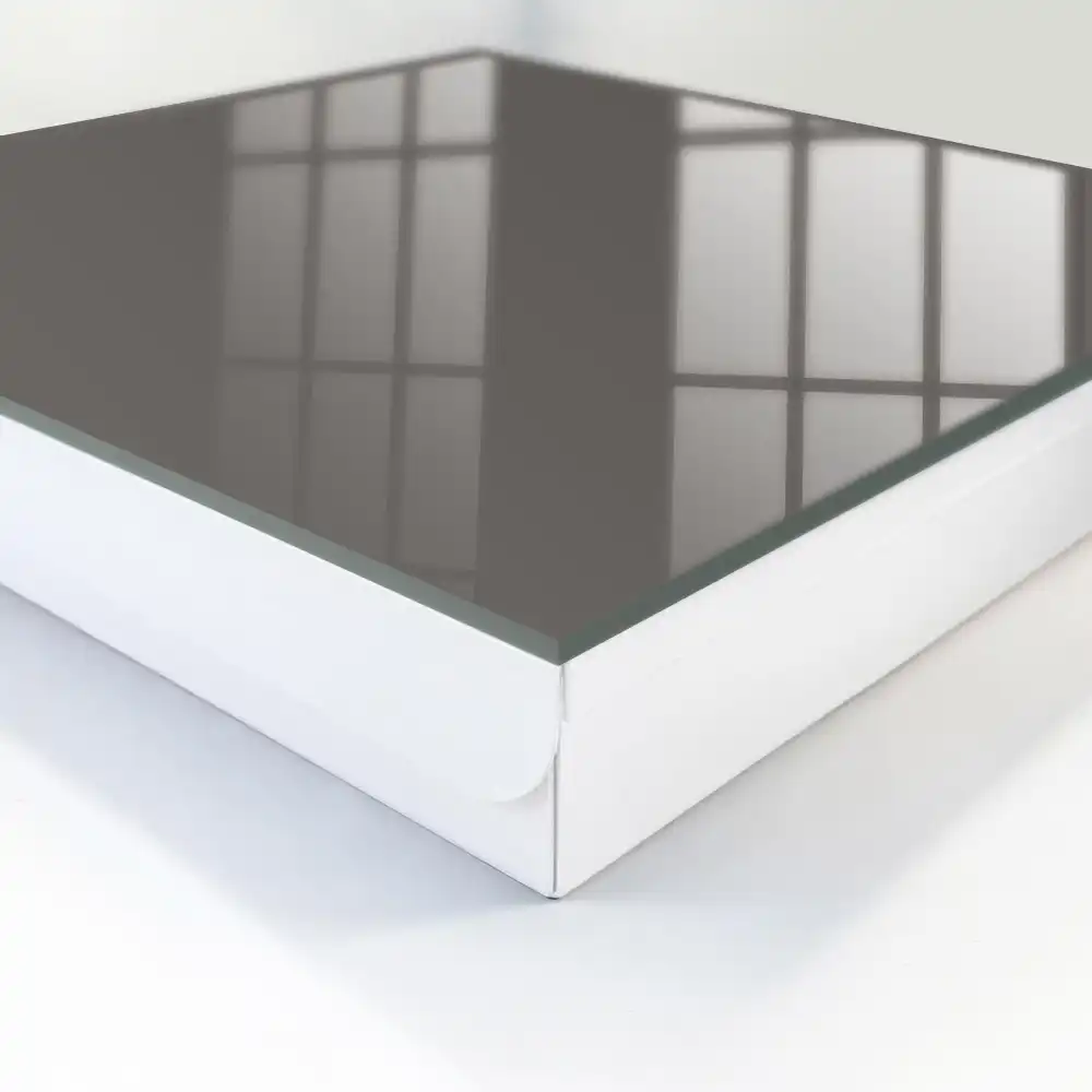 Casetă pentru chei cu fundal gri închis solid și design minimalist