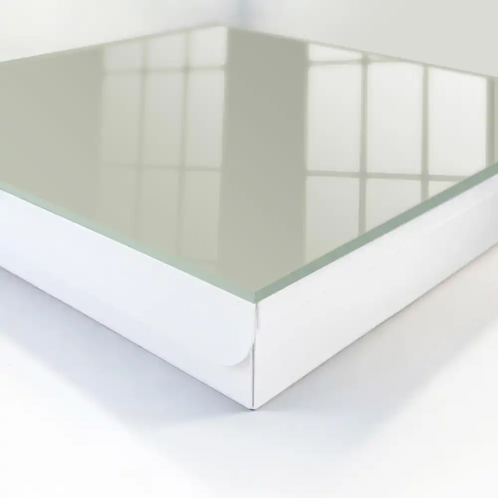 Dulapior pentru chei cu design minimalist și fundal crem deschis