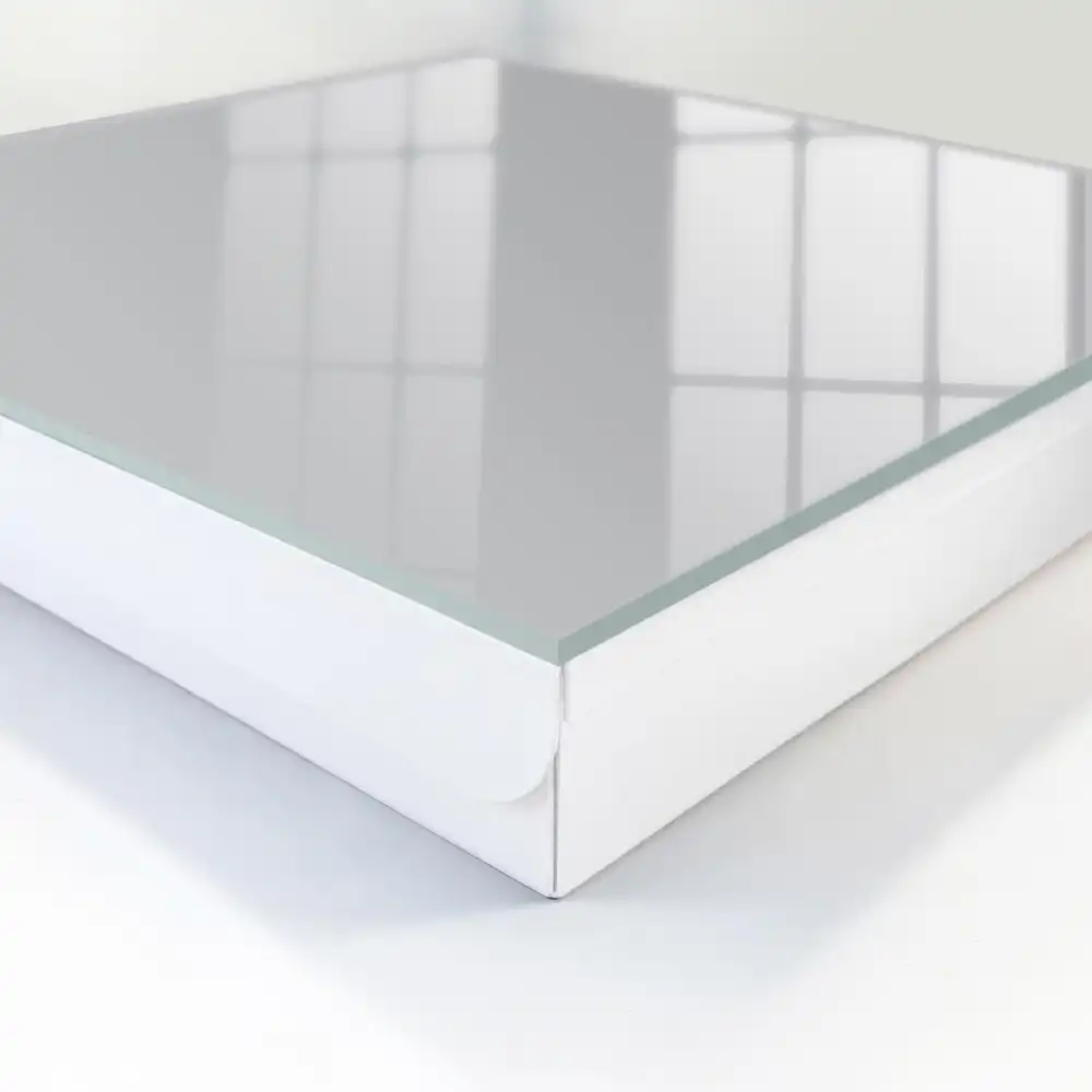 Suport pentru chei de perete cu design minimalist și fundal gri neted