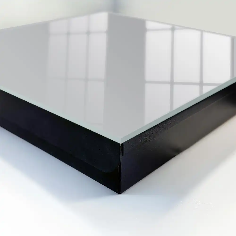 Suport pentru chei de perete cu design minimalist și fundal gri neted