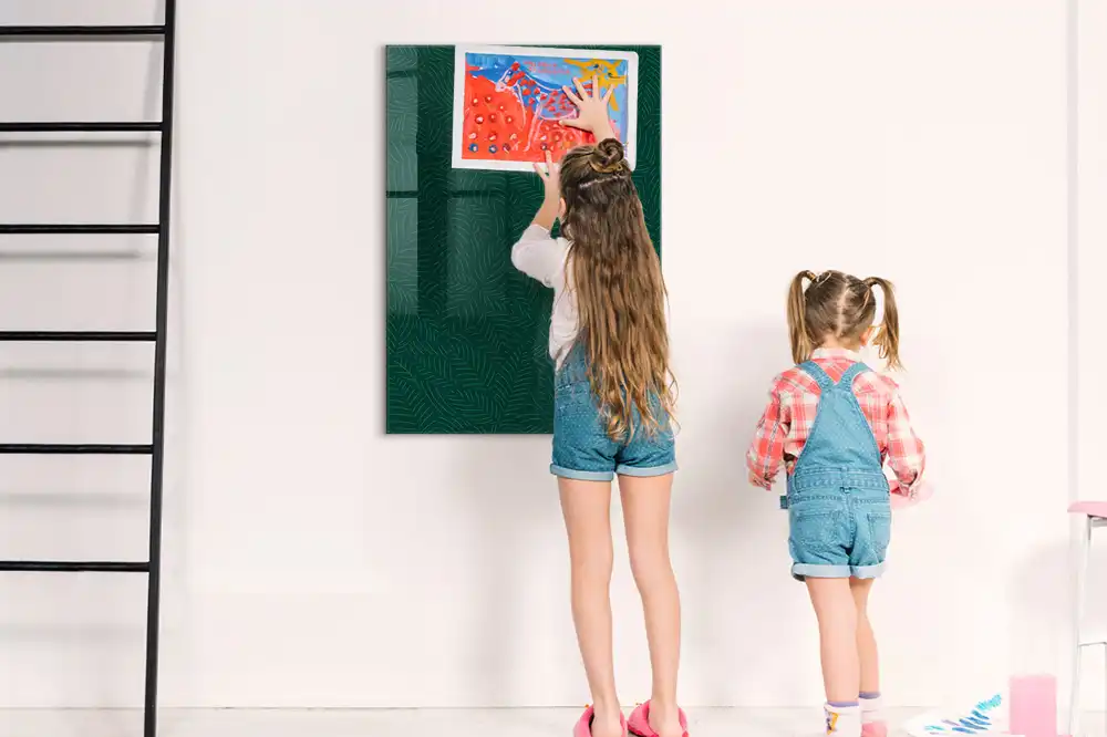 Tablă cu marker și model cu frunze grafice