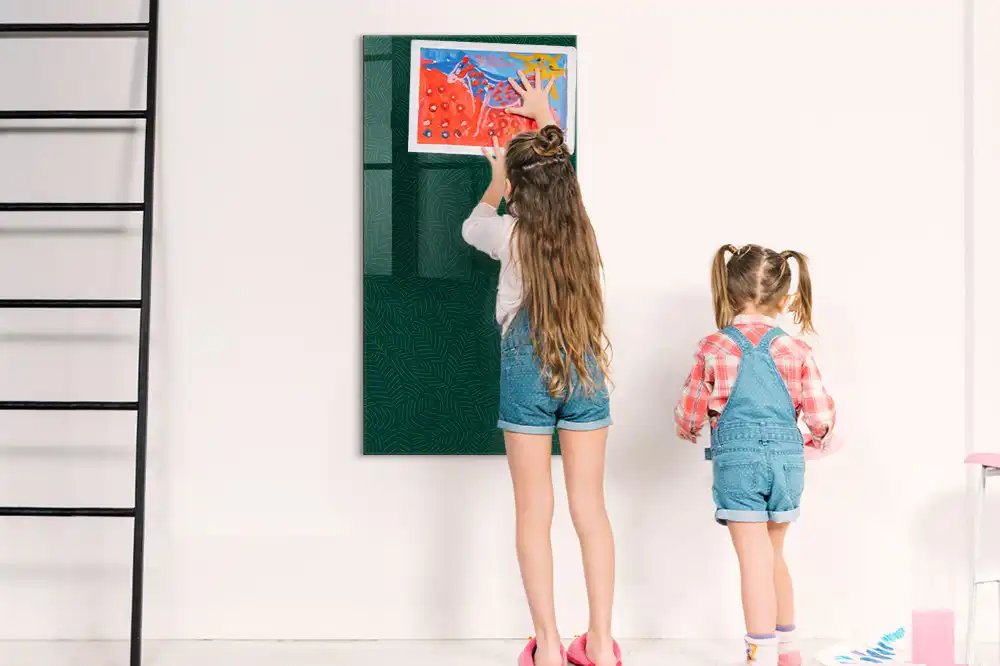 Tablă cu marker și model cu frunze grafice