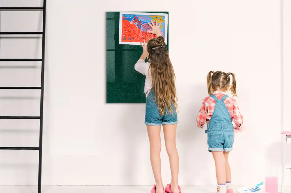 Tablă cu marker și model cu frunze grafice