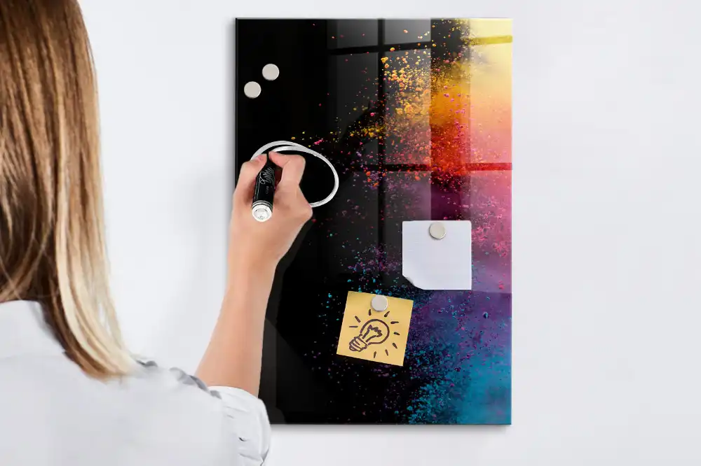 Tablă magnetică pentru scris cu cretă colorată