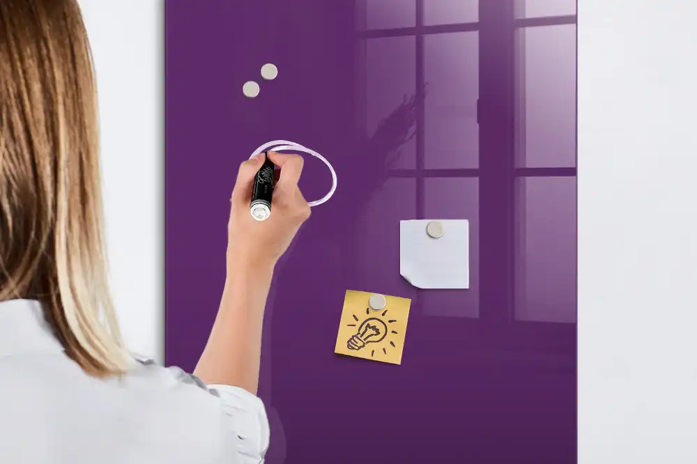 Tablă cu marker de culoare violet