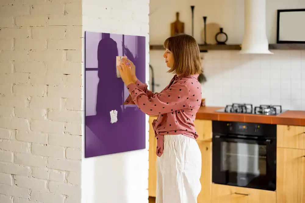 Tablă cu marker de culoare violet