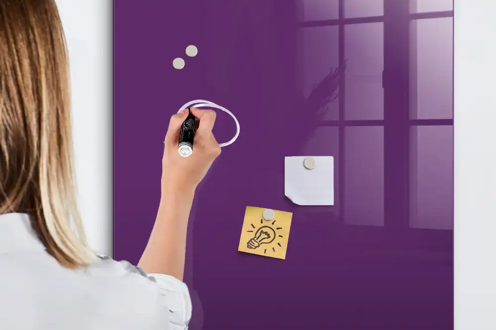 Tablă cu marker de culoare violet
