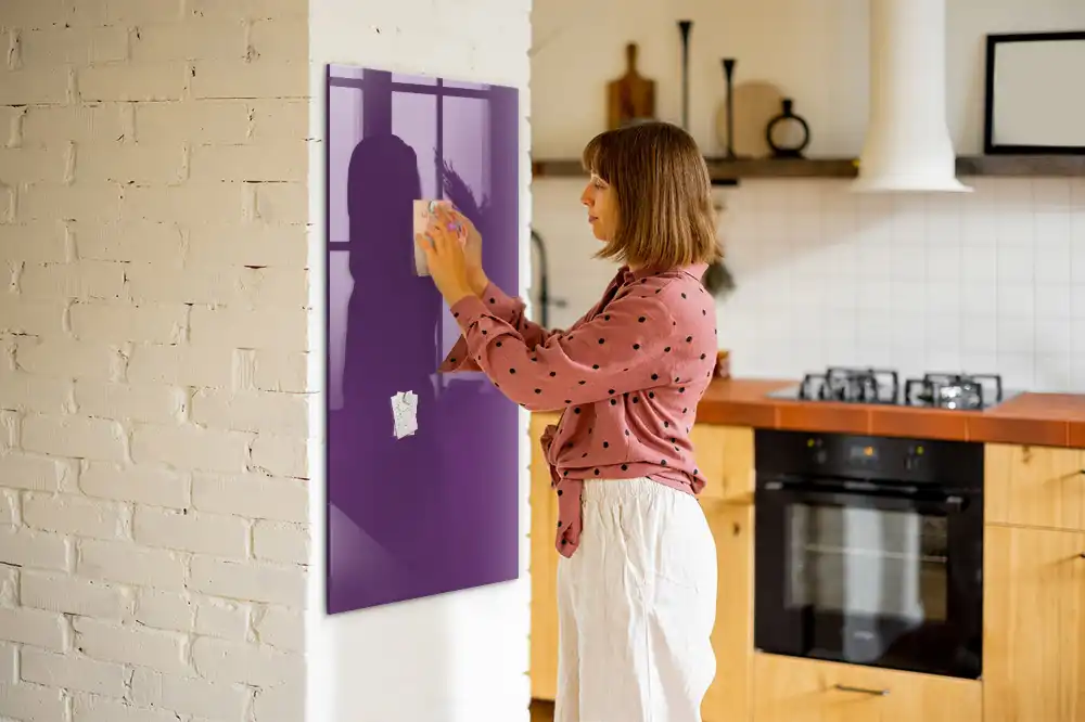 Tablă cu marker de culoare violet