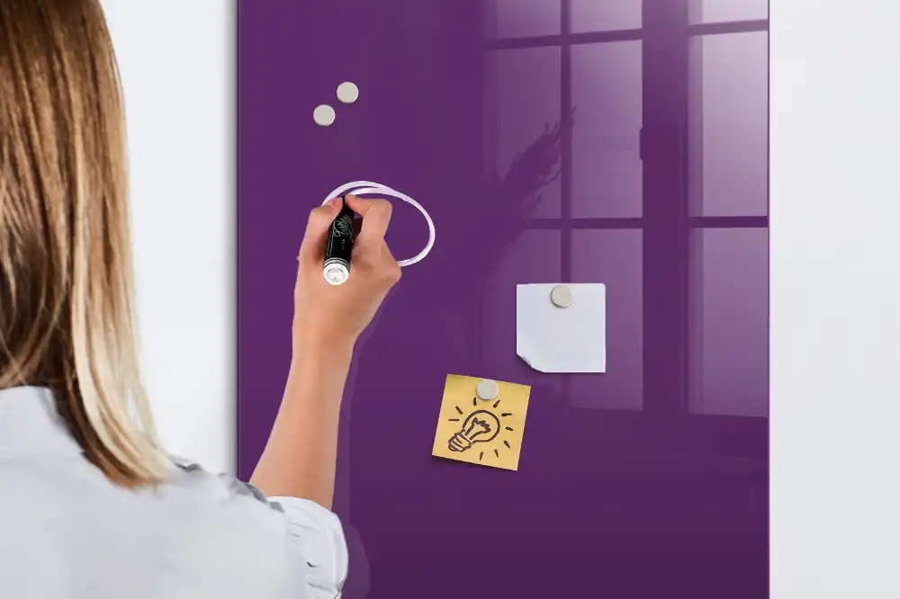 Tablă cu marker de culoare violet