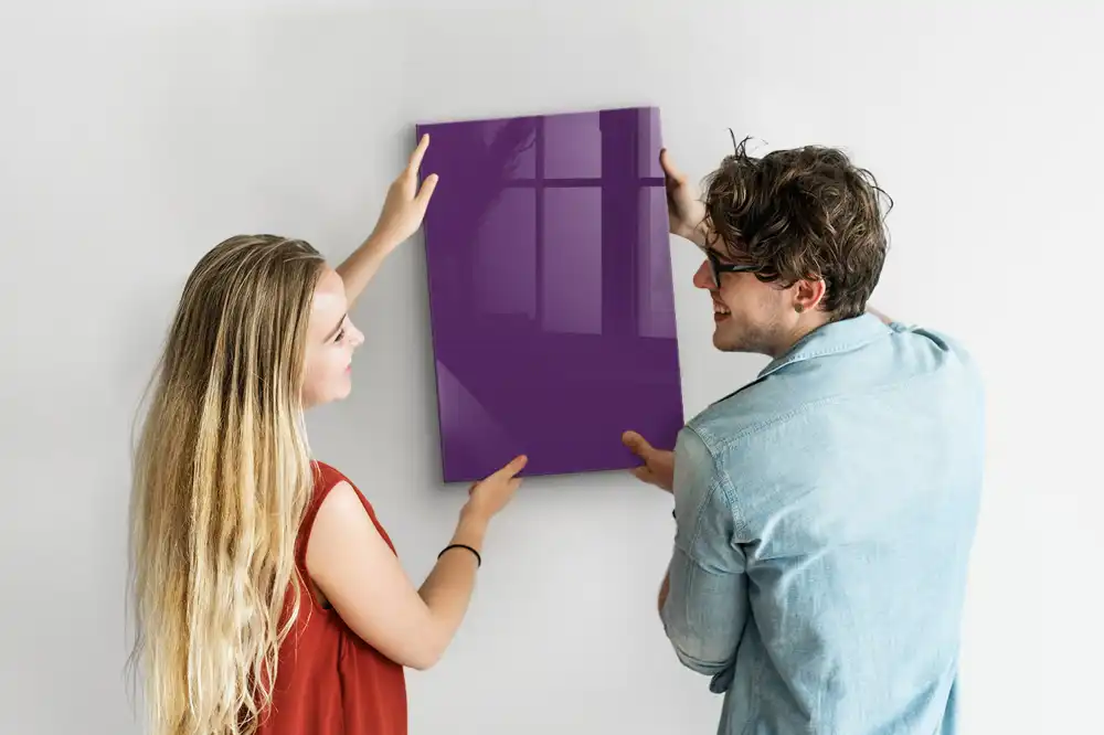 Tablă cu marker de culoare violet