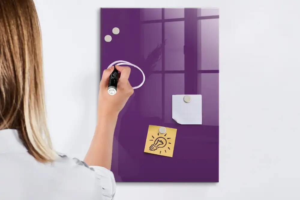 Tablă cu marker de culoare violet