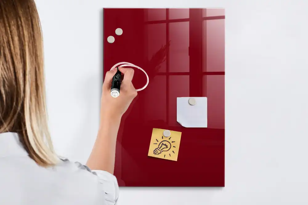 Tablă cu marker de culoare burgund
