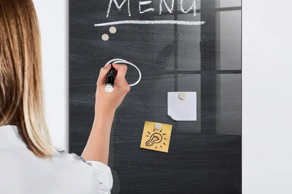 Tablă de scris pentru restaurant cu marker
