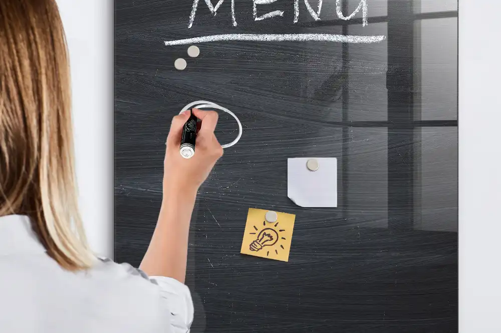 Tablă de scris pentru restaurant cu marker