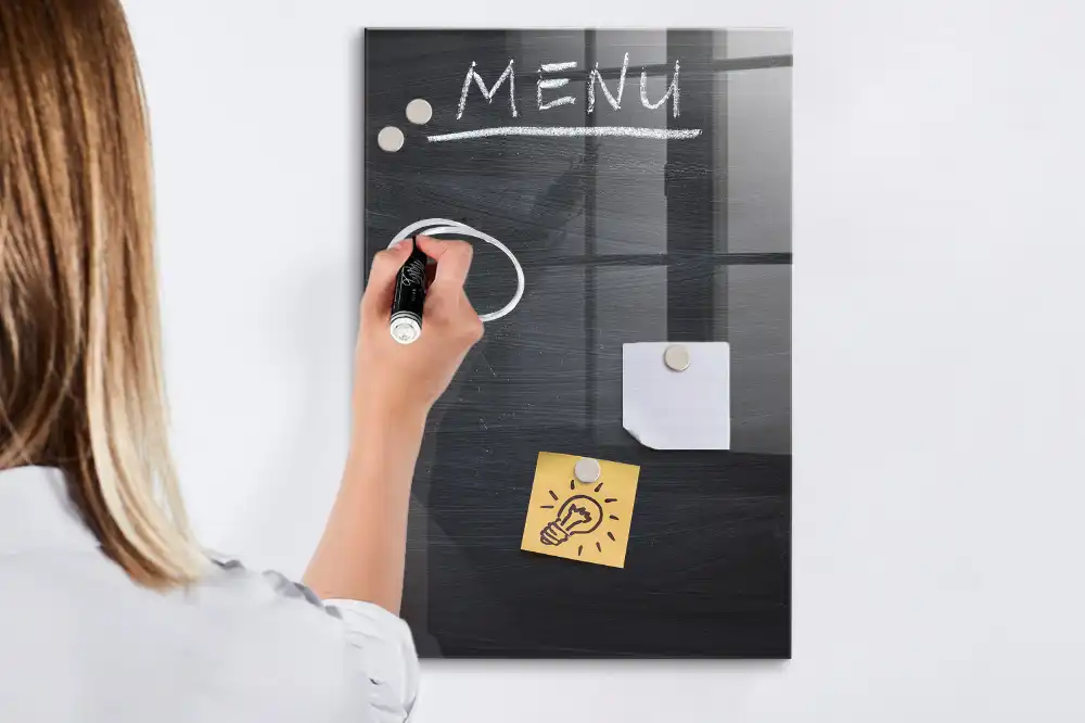 Tablă de scris pentru restaurant cu marker