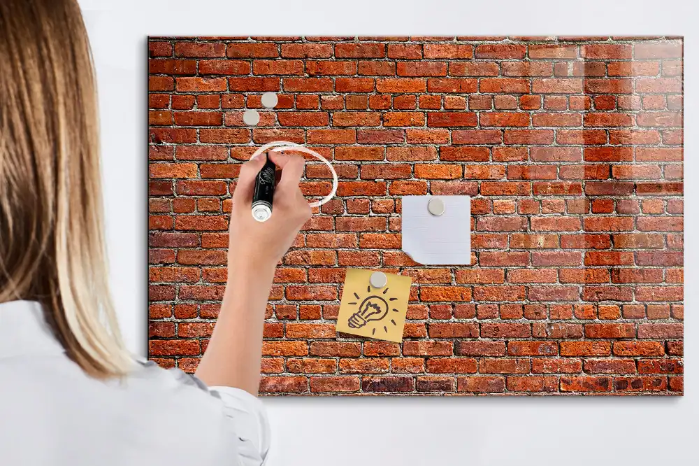 Tablă cu marker design perete din cărămidă veche