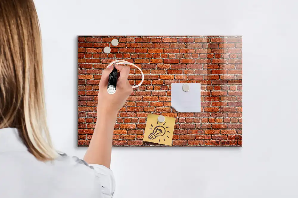Tablă cu marker design perete din cărămidă veche