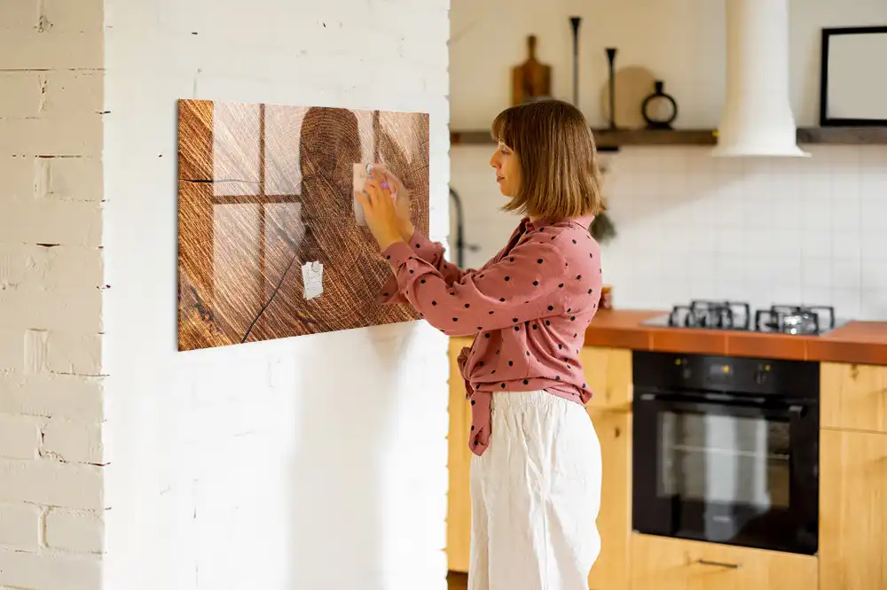 Tablă magnetică de perete cu ramă decorativă din lemn