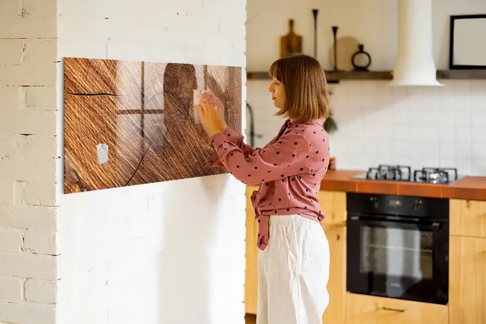 Tablă magnetică de perete cu ramă decorativă din lemn