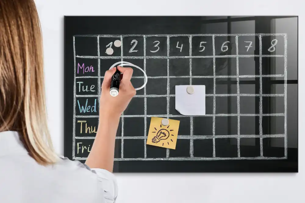 Tablă magnetică cu marker pentru orarul cursurilor