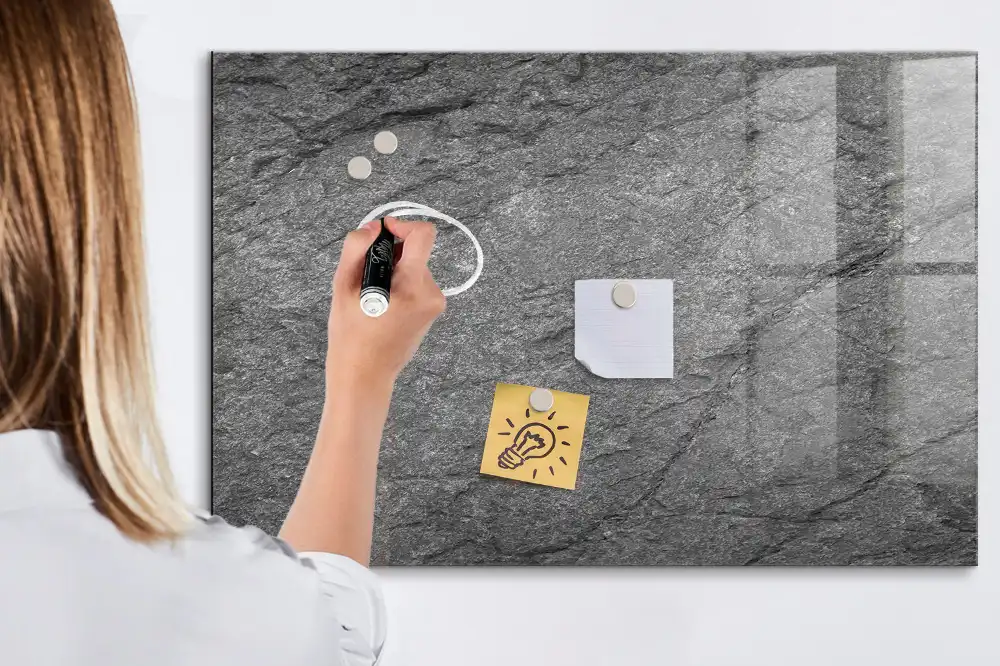 Tablă magnetică din sticlă cu aspect de rocă bazaltică
