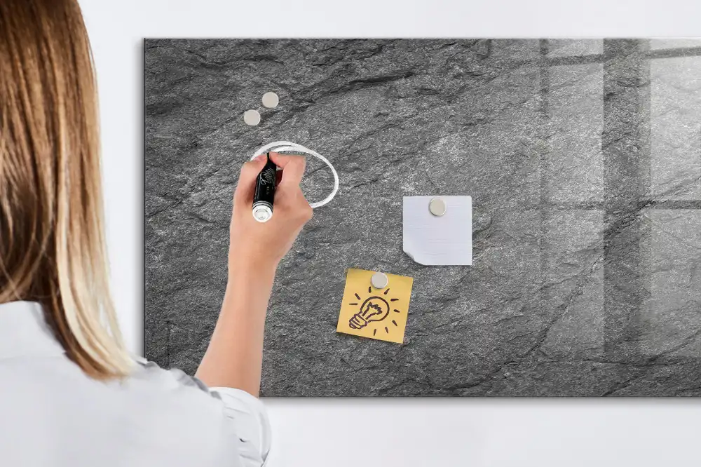 Tablă magnetică din sticlă cu aspect de rocă bazaltică