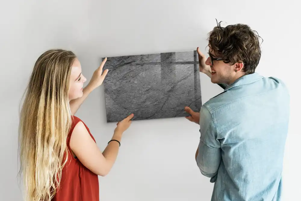 Tablă magnetică din sticlă cu aspect de rocă bazaltică