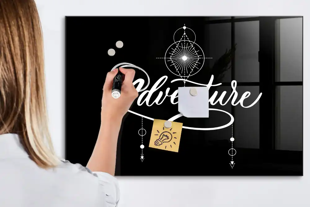 Tablă magnetică pentru desenat cu marker model Aventură
