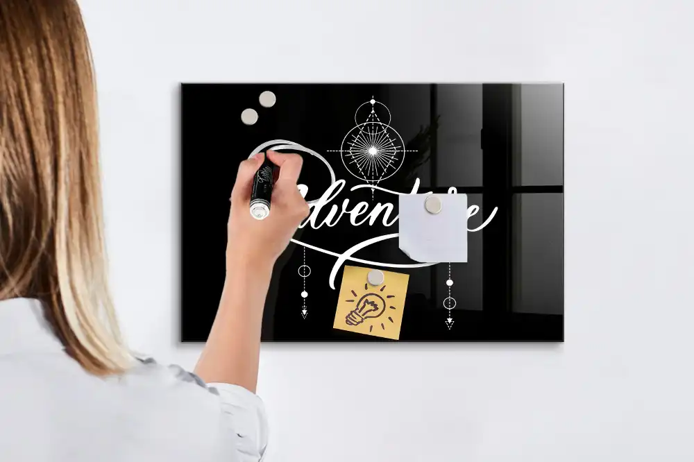Tablă magnetică pentru desenat cu marker model Aventură