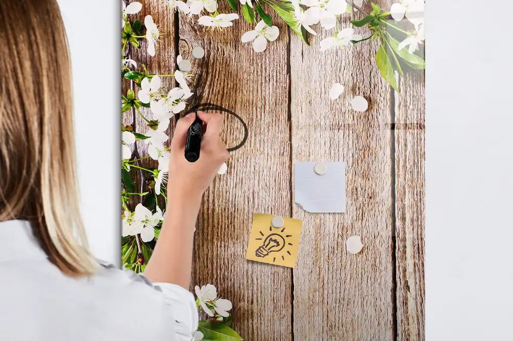 Tablă magnetică de scris cu model floral și fundal cu aspect de lemn