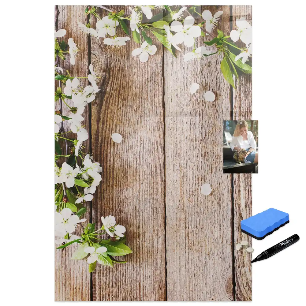 Tablă magnetică de scris cu model floral și fundal cu aspect de lemn