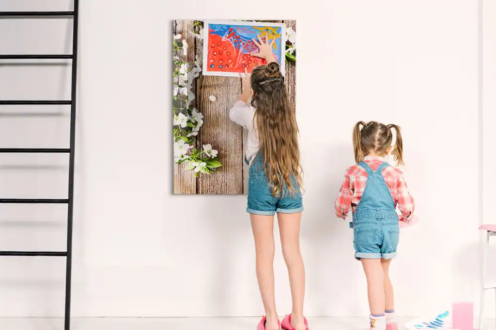 Tablă magnetică de scris cu model floral și fundal cu aspect de lemn