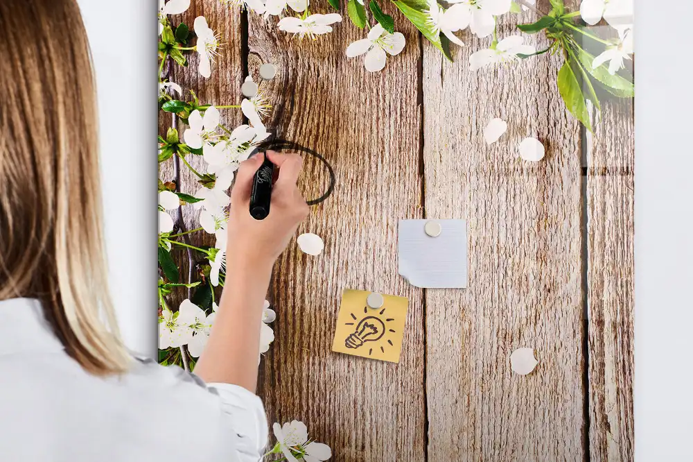 Tablă magnetică de scris cu model floral și fundal cu aspect de lemn