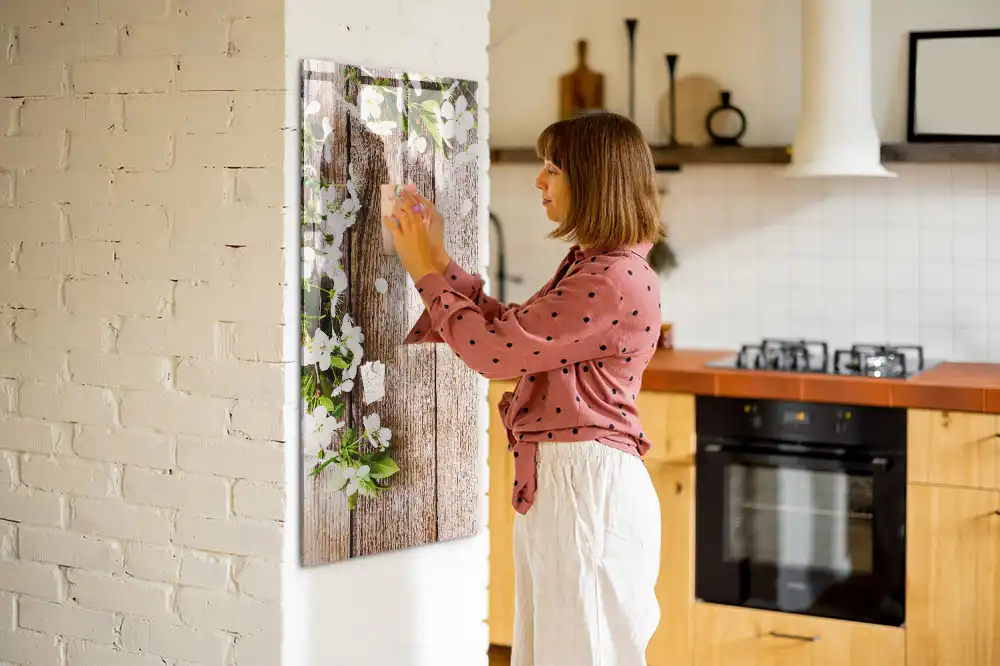 Tablă magnetică de scris cu model floral și fundal cu aspect de lemn