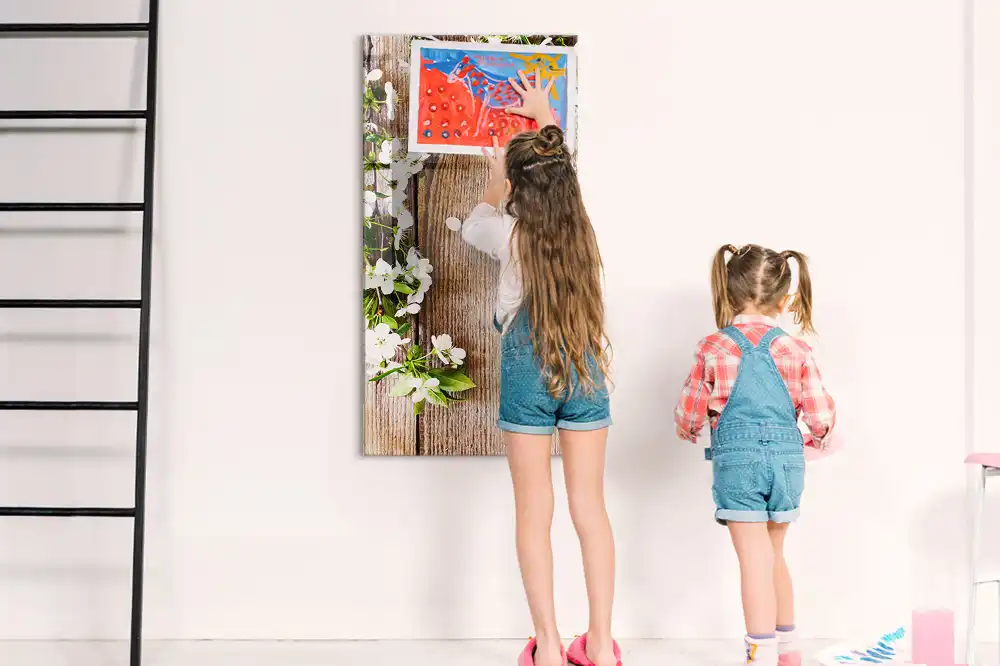 Tablă magnetică de scris cu model floral și fundal cu aspect de lemn