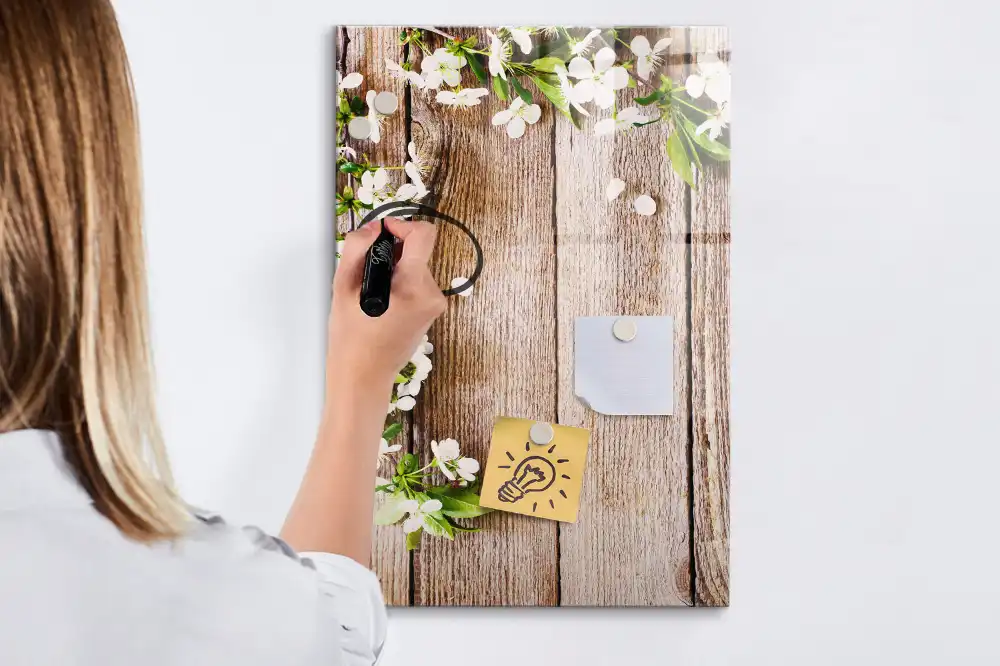 Tablă magnetică de scris cu model floral și fundal cu aspect de lemn