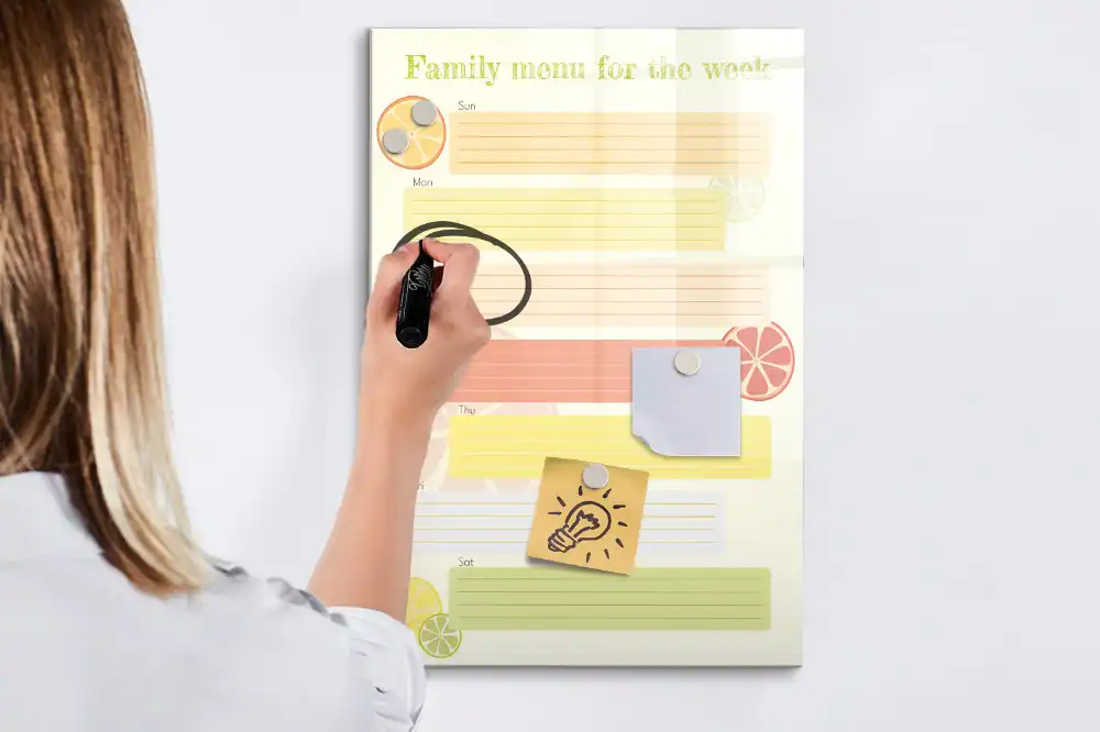 Tablă magnetică pentru planificarea meniului la birou