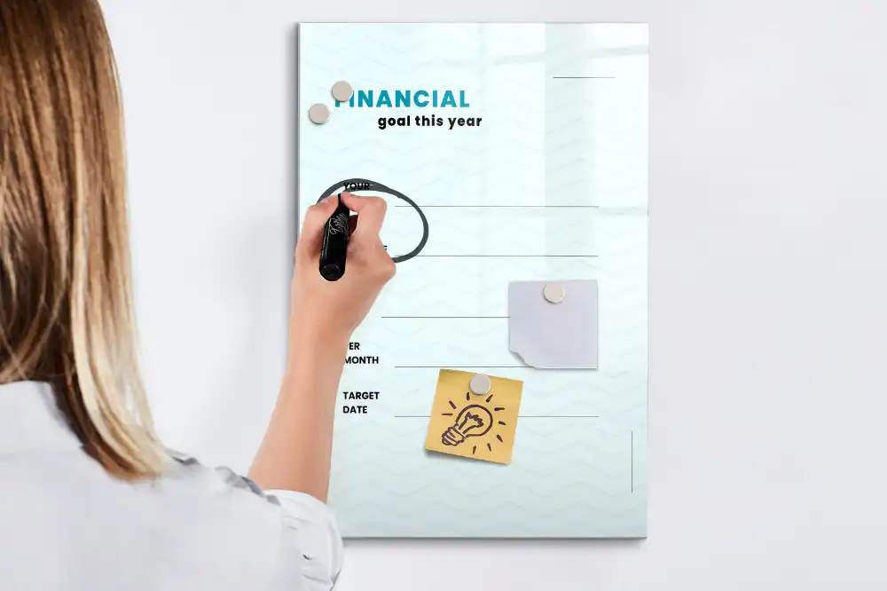Tablă magnetică pentru planificarea bugetului casei