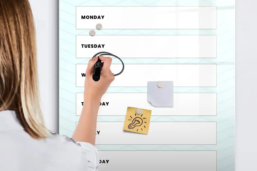 Tablă magnetică pentru birou cu organizator săptămânal