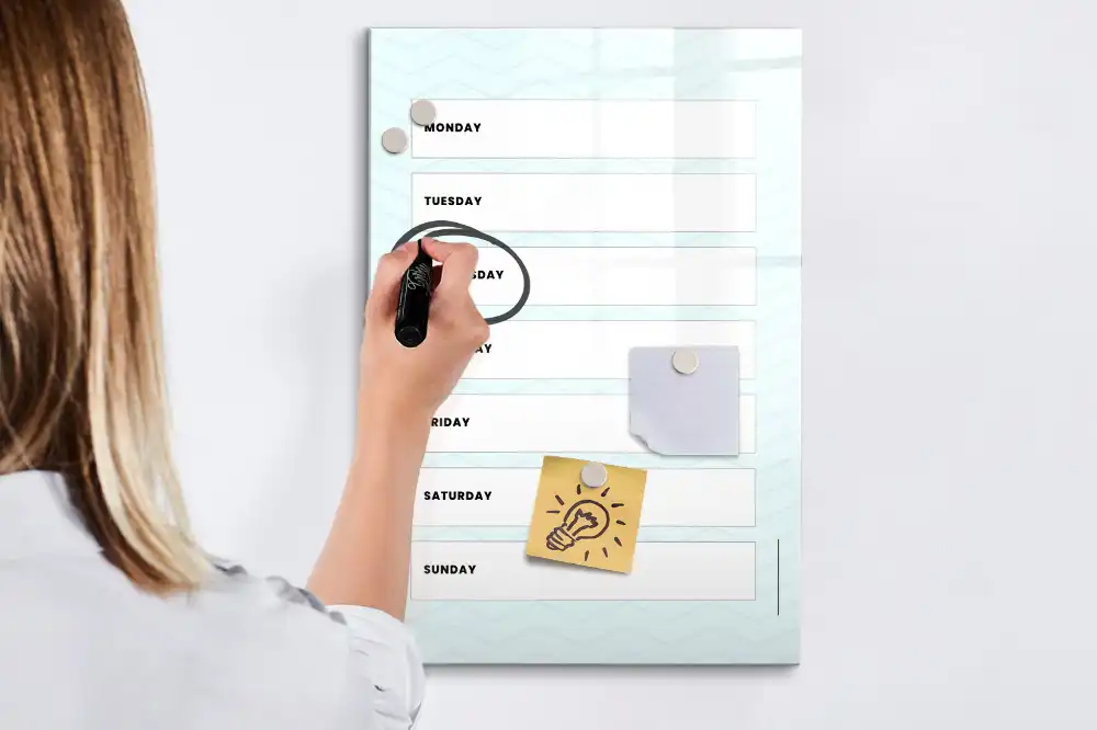 Tablă magnetică pentru birou cu organizator săptămânal