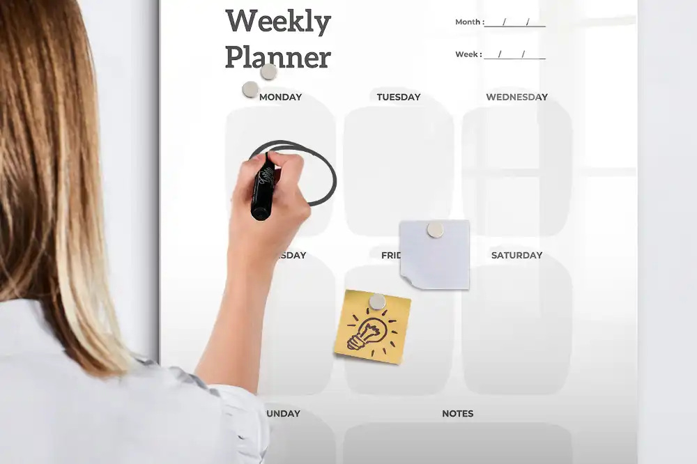 Tablă magnetică de perete pentru program săptămânal