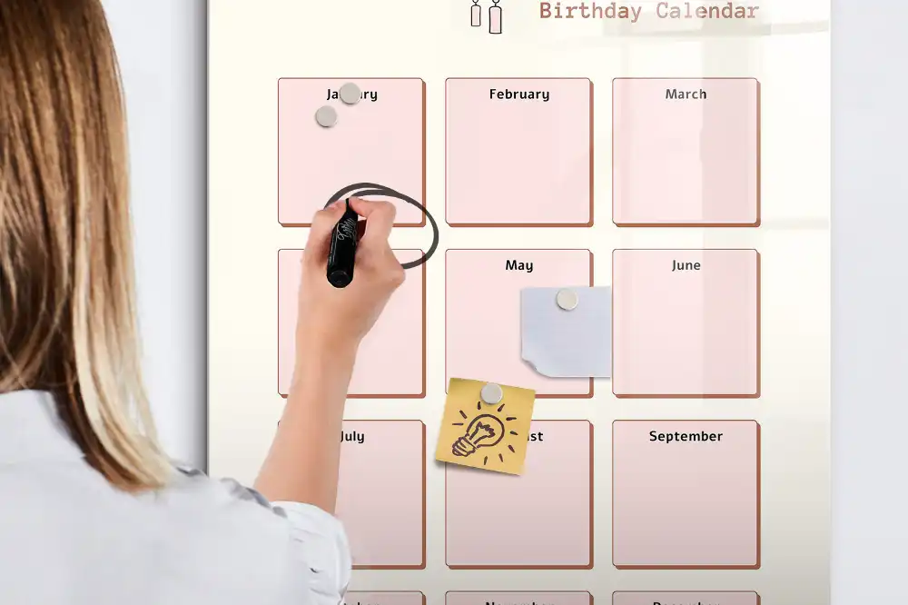 Tablă magnetică de birou pentru calendarul de aniversări